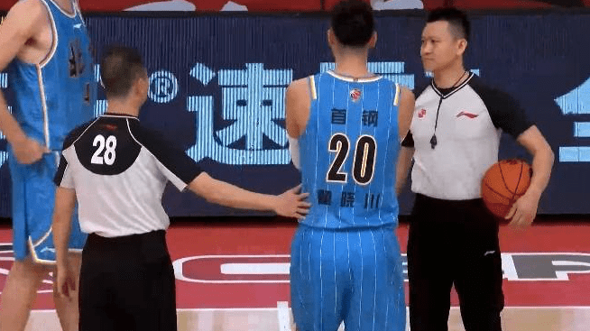  猛龙范乔丹绝杀无效，裁判争议判罚引热议  